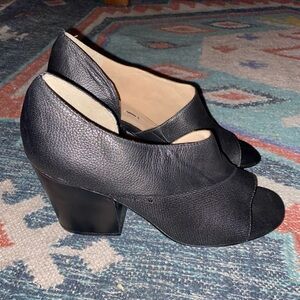 NWOB NakedFeet Black Leather Open Toe Side Cutout Chunky Heel sz Women’s 10M